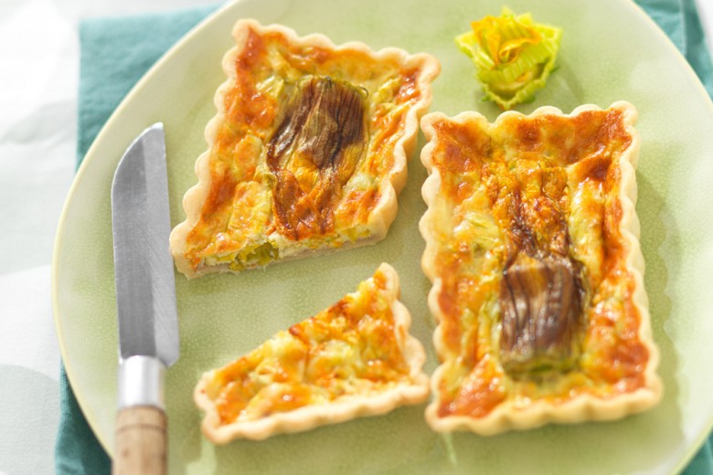 Torte salate con pasta brisée e fiori di zucca