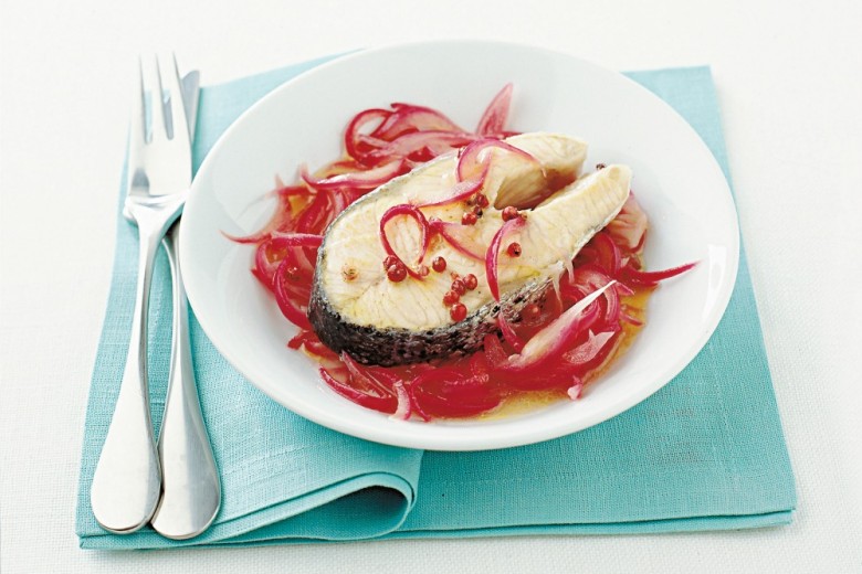 Tranci di salmone fresco con cipolle caramellate