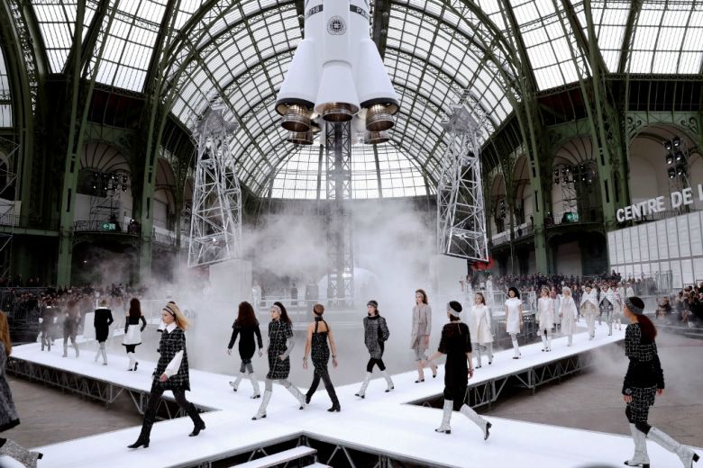 La sfilata di Chanel va diretta nello spazio