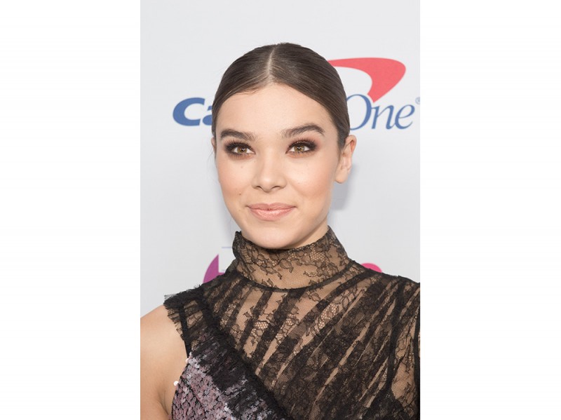 hailee steinfeld beauty look (12)