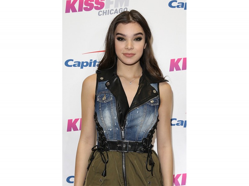 hailee steinfeld beauty look (17)