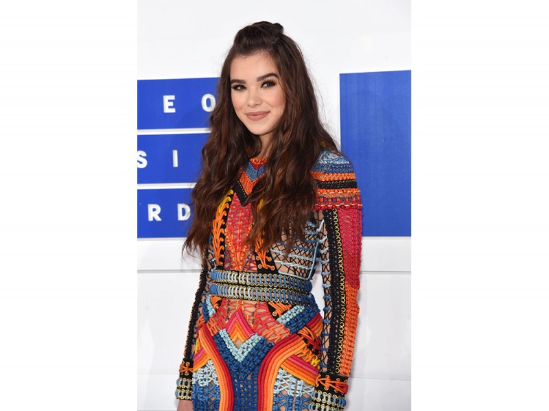 hailee steinfeld beauty look