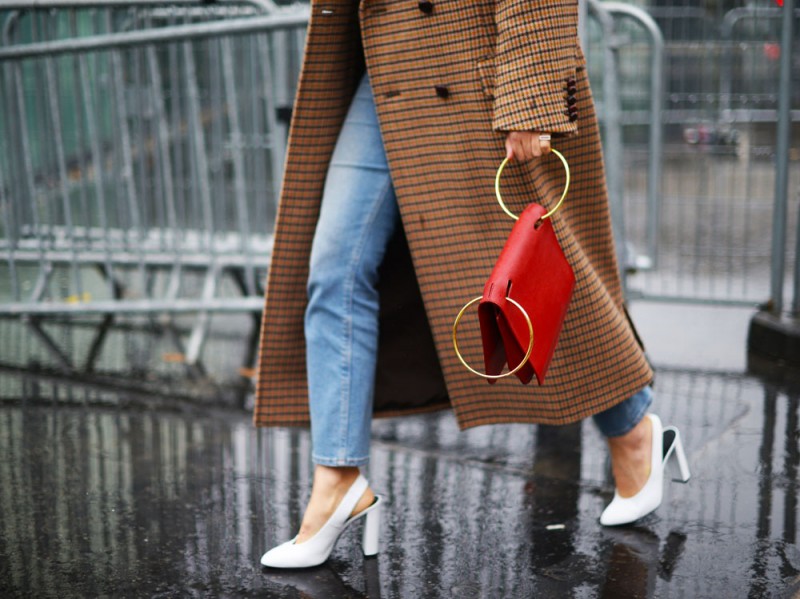 street-style-parigi-2017-borsa-piercing-rossa