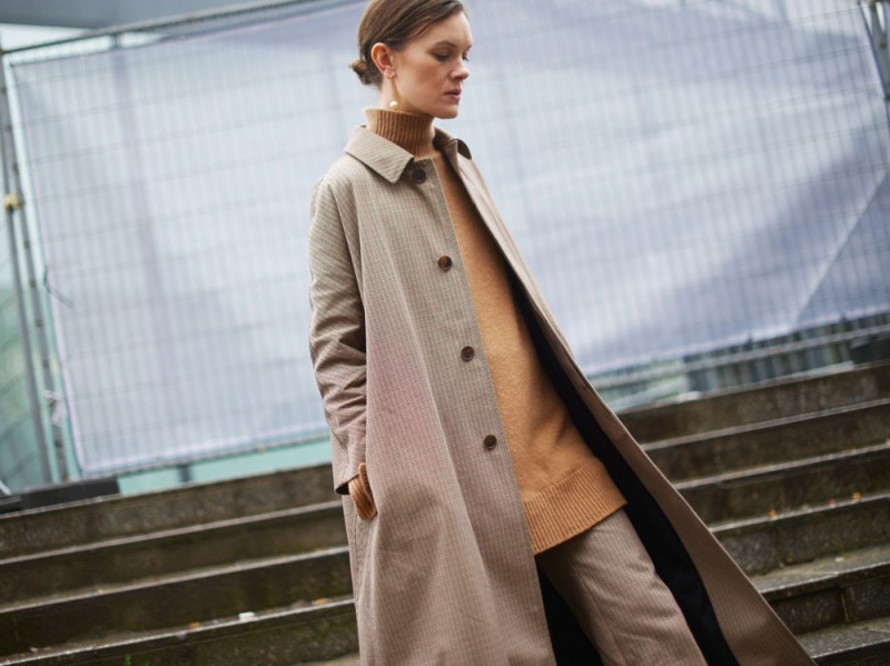street-style-parigi-2017-vogue-uk-cappotto-e-pantaloni