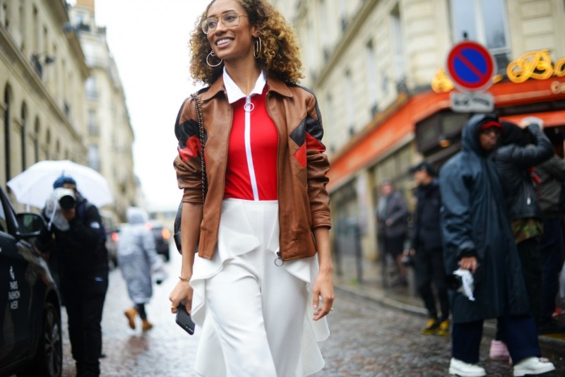 street style parigi pantaloni bianchi maglia rossa