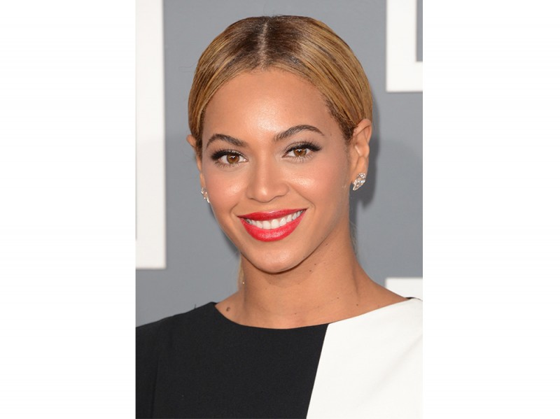 trucco occhi marroni capelli biondi beyoncé 2