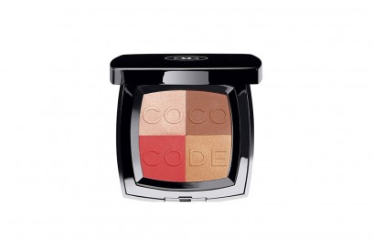 trucco occhi marroni capelli biondi coco code blush chanel