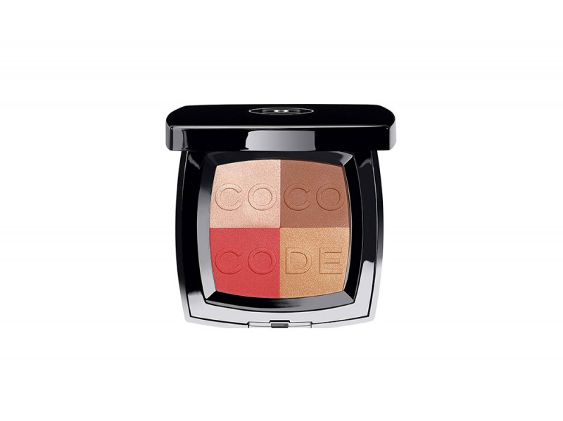 trucco occhi marroni capelli biondi coco code blush chanel