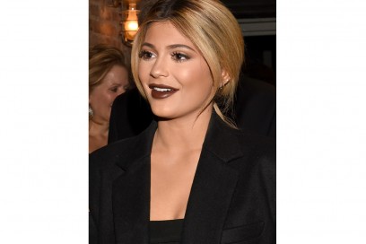 trucco occhi marroni capelli biondi kylie jenner 2