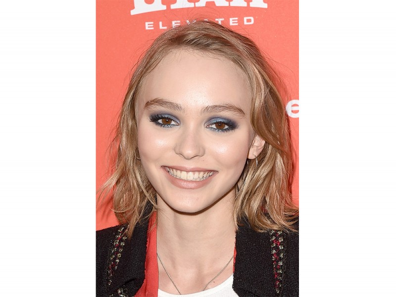 trucco occhi marroni capelli biondi lily rose depp 1