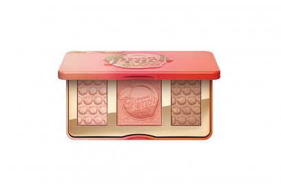 trucco occhi marroni capelli biondi palette viso too faced sweet peach