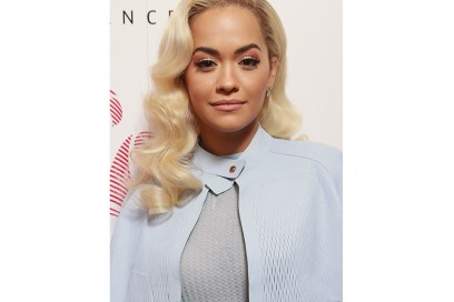 trucco occhi marroni capelli biondi rita ora 1