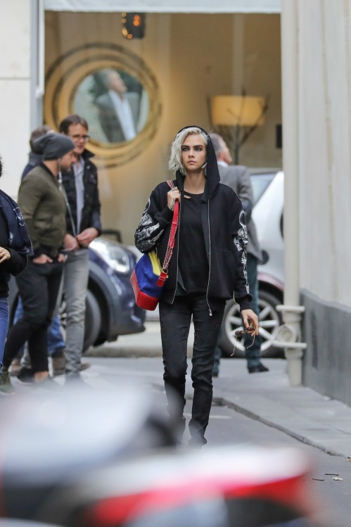 Cara DELEVINGNE_March 22nd 2017_CHANEL Gabrielle bag