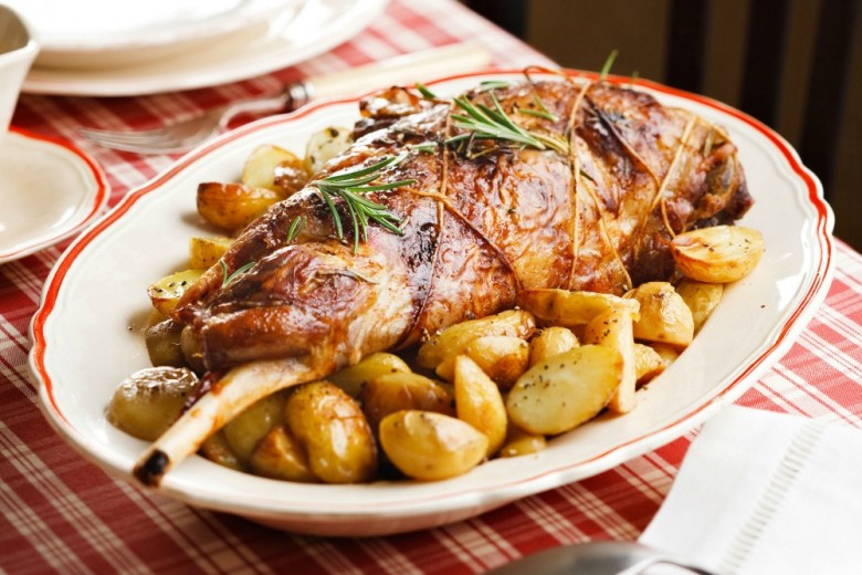 Cosciotto di agnello al forno con patate