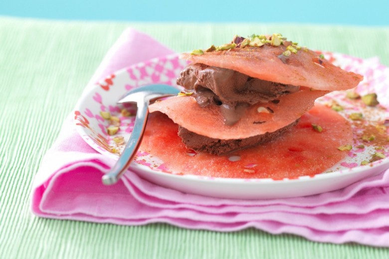Dolce millefoglie di anguria e gelato