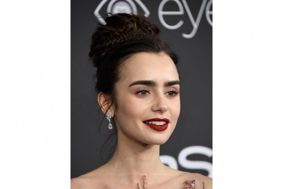 Lily Collins capelli raccolti