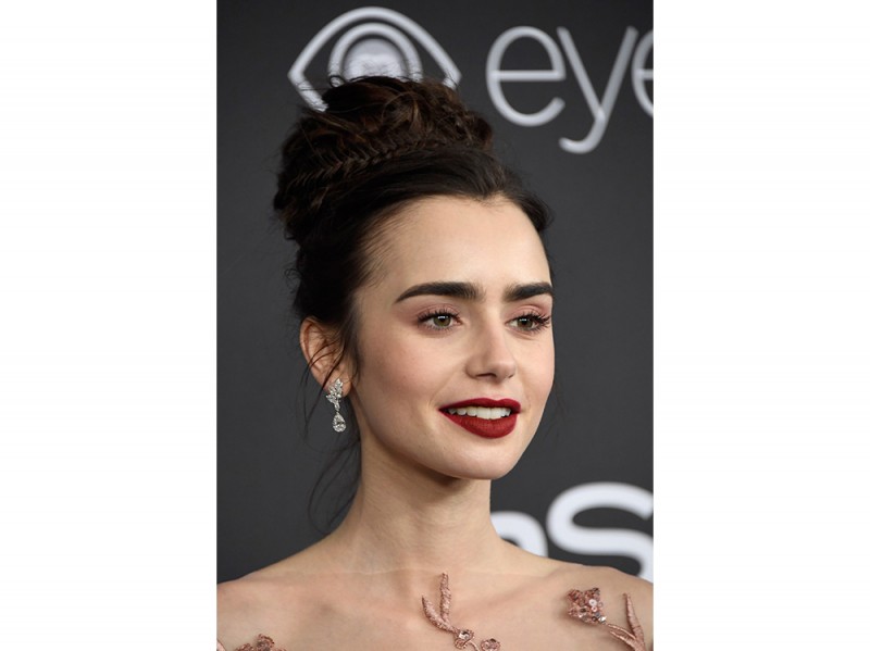 Lily Collins capelli raccolti
