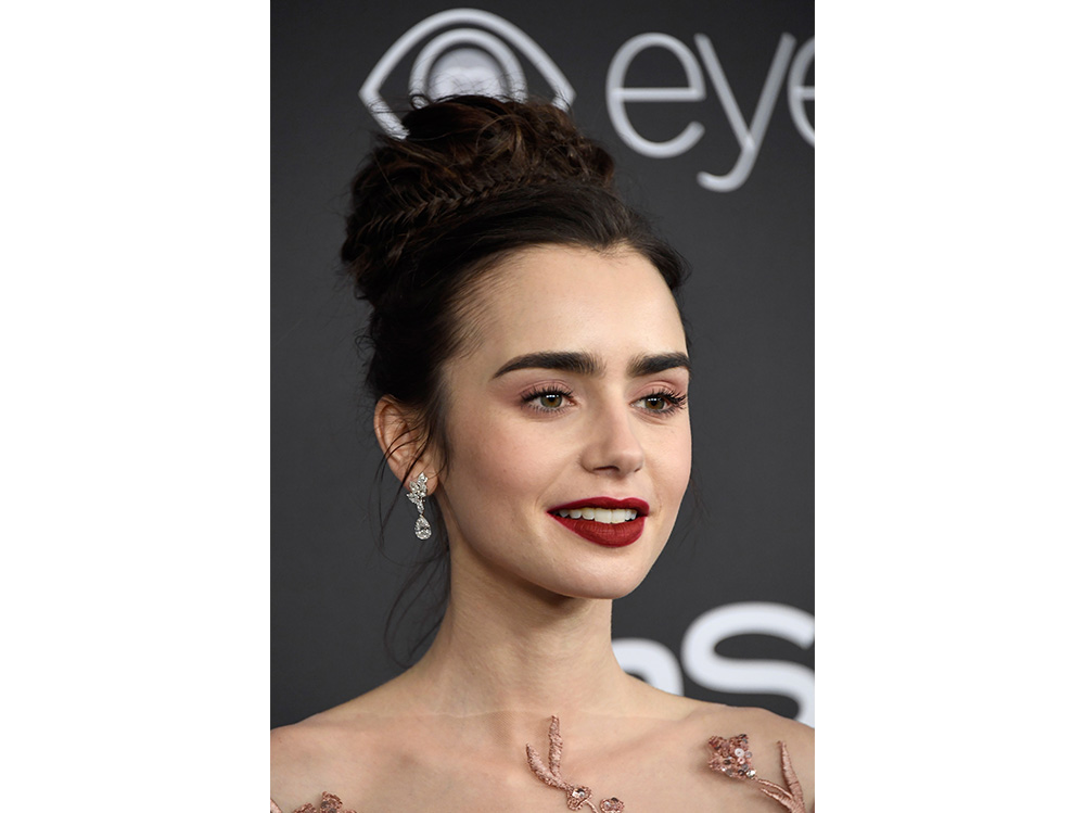 Lily Collins capelli raccolti