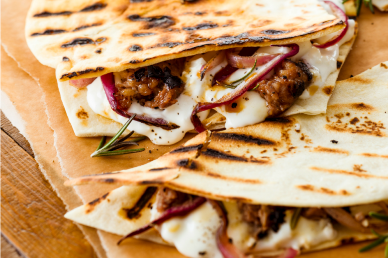 Piadina farcita con salsiccia e squacquerone