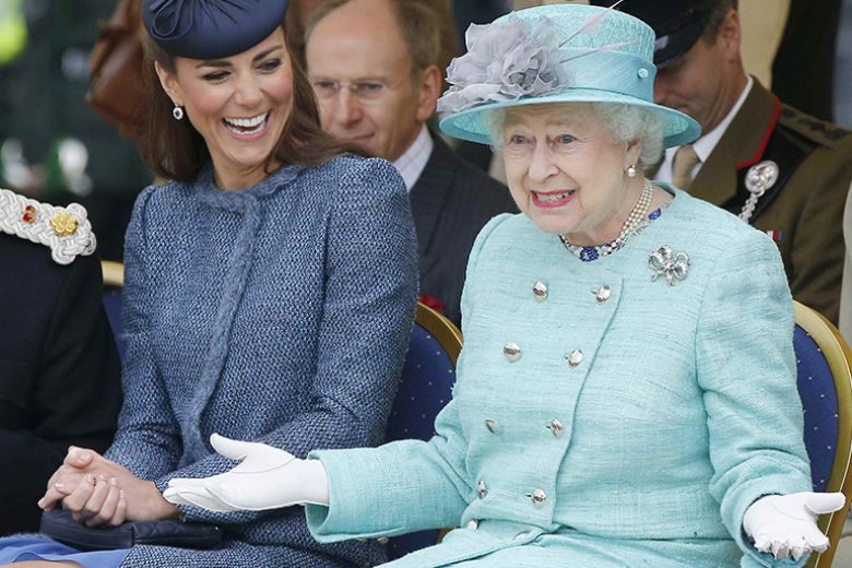 Perché la Regina Elisabetta non vi concederà mai un autografo