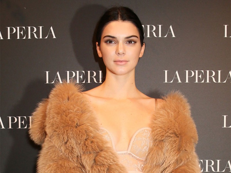 kendall-jenner-copia-il-look-01