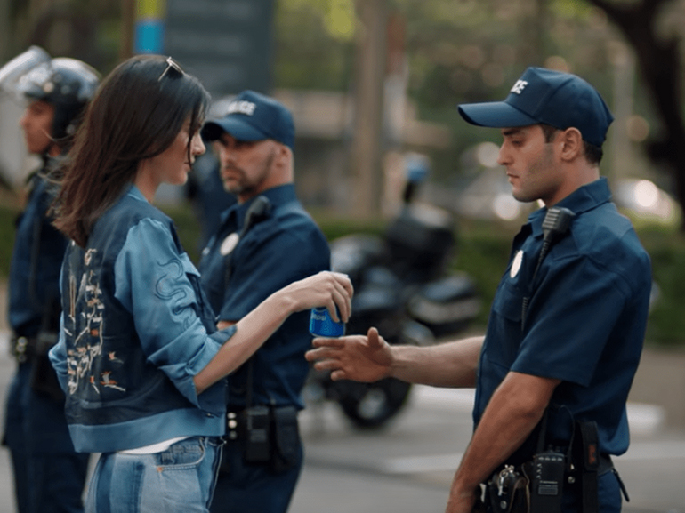 kendall jenner pepsi polizia