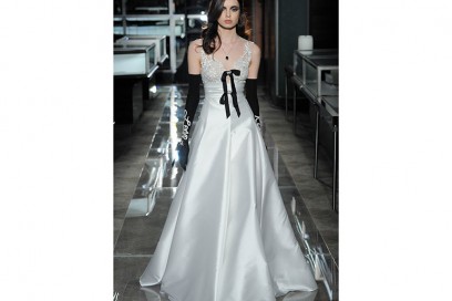 reem-acra-guanti-neri-scritte