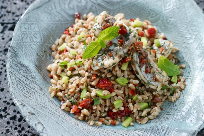 Farro freddo con pesce e zucchine