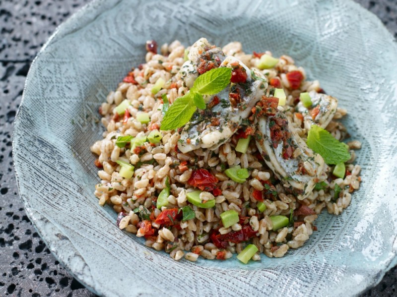 Farro freddo con pesce e zucchine