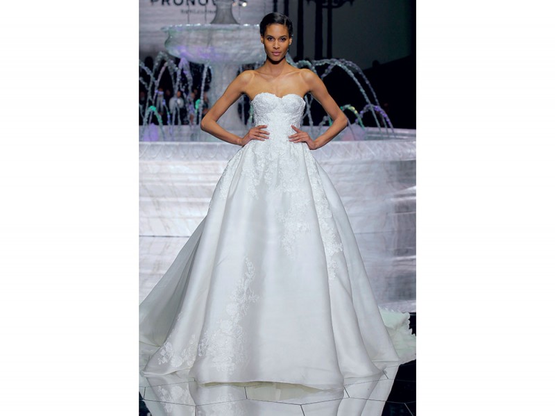 PRONOVIAS-FASHION-SHOW_Roxana