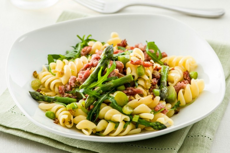 Pasta con rucola, asparagi e salsiccia