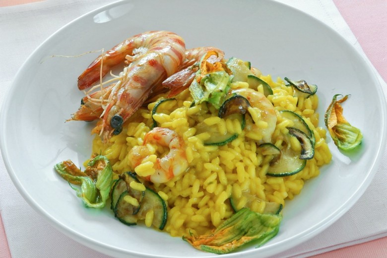 Risotto alla curcuma con gamberi e zucchine