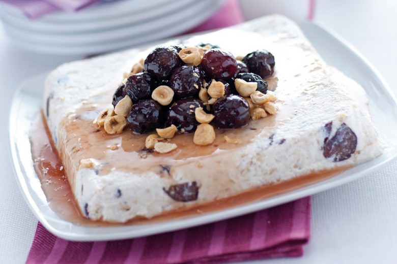 Torta di ricotta con ciliegie e nocciole