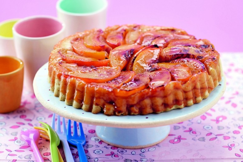 Torta rovesciata con albicocche fresche