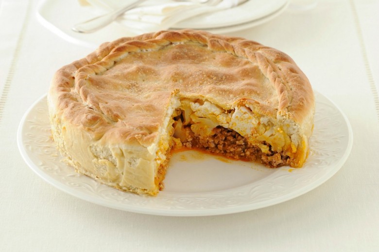 Torta salata con cavolfiore e ragù