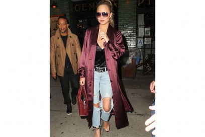 chrissy-teigen-jeans