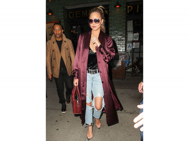 chrissy-teigen-jeans