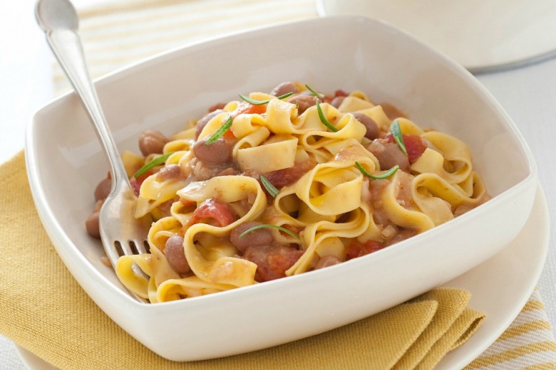 Pasta con sugo saporito di fagioli e pancetta