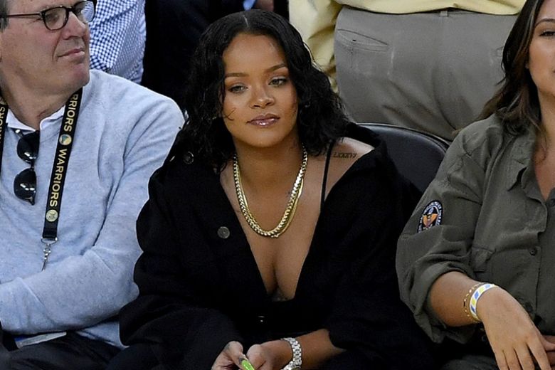 Rihanna ingrassata: la star risponde alle critiche con un meme