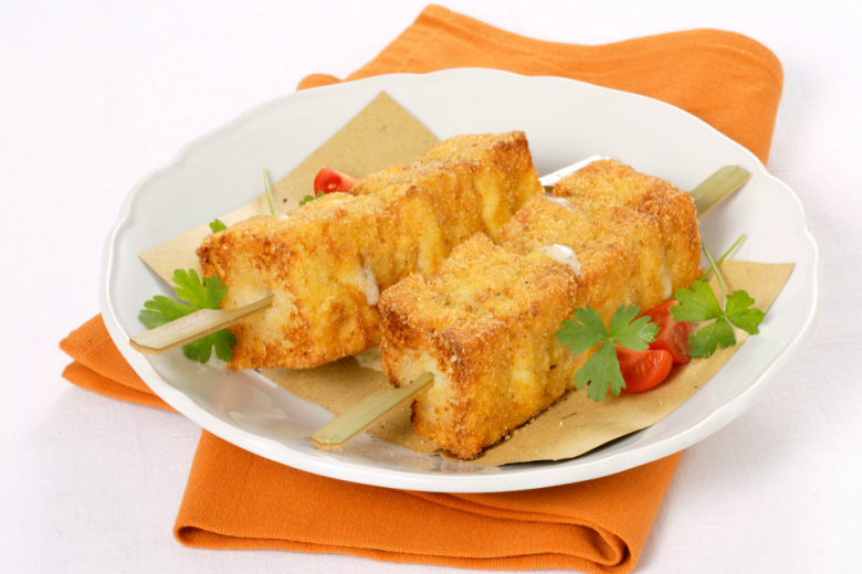 Bastoncini di mozzarella sullo spiedo