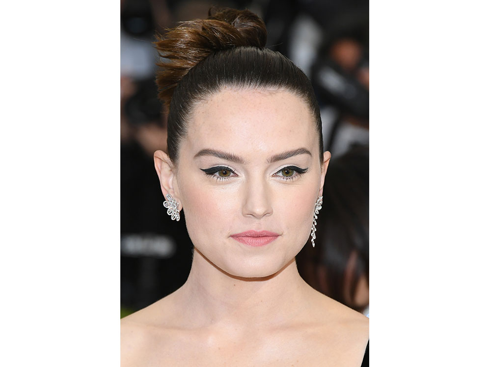 Daisy-Ridley-beauty-look