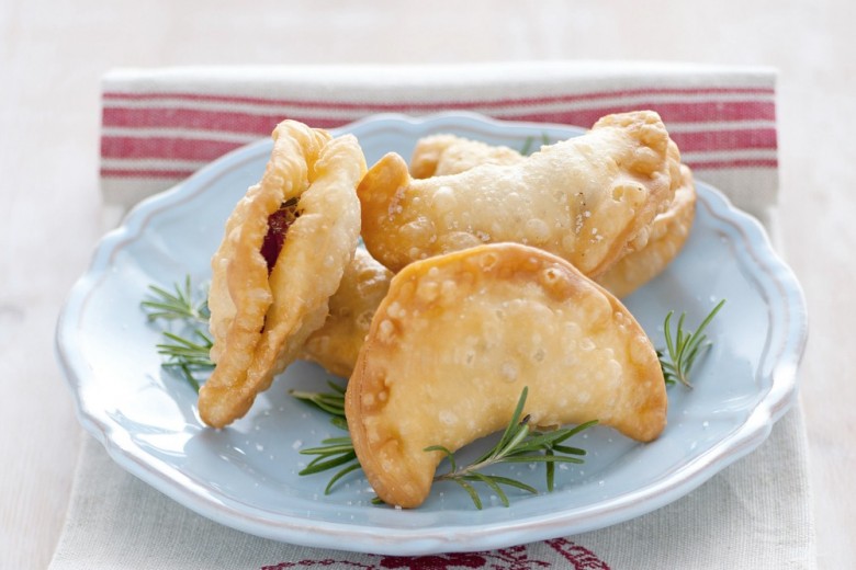 Panzerotti fritti alla salsiccia