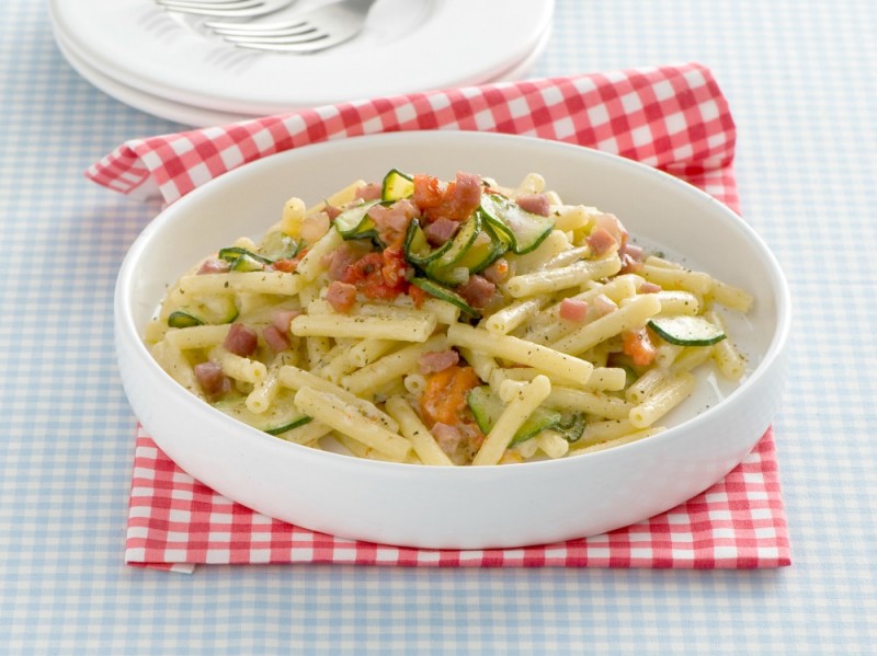 Pasta con speck e zucchine