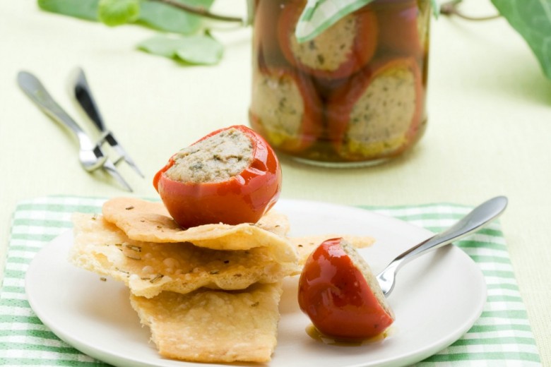 Peperoncini piccanti ripieni di tonno, alici e capperi