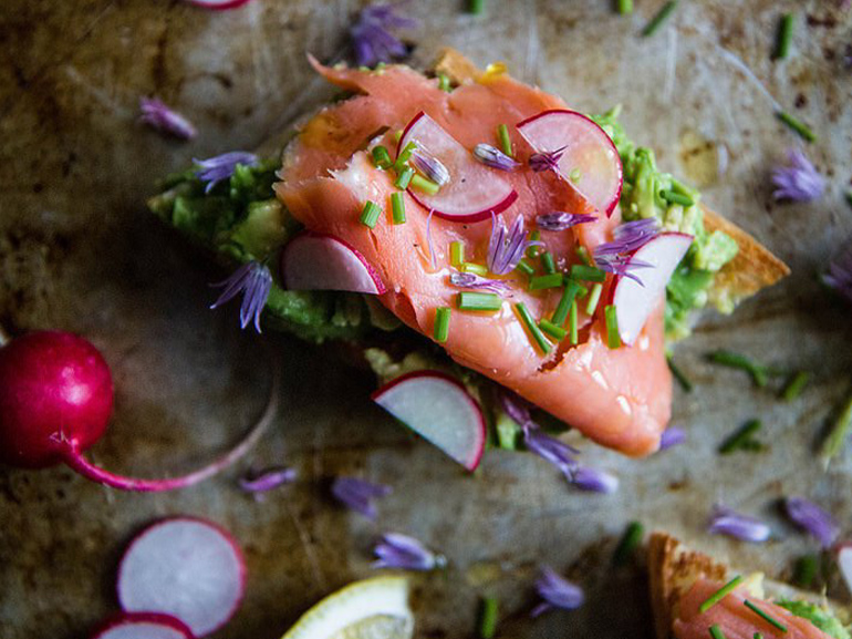 avocado toast salmone