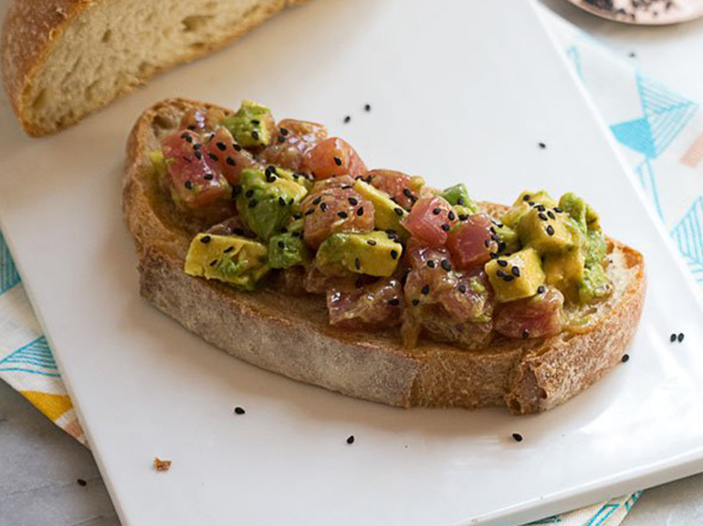 avocado toast tonno