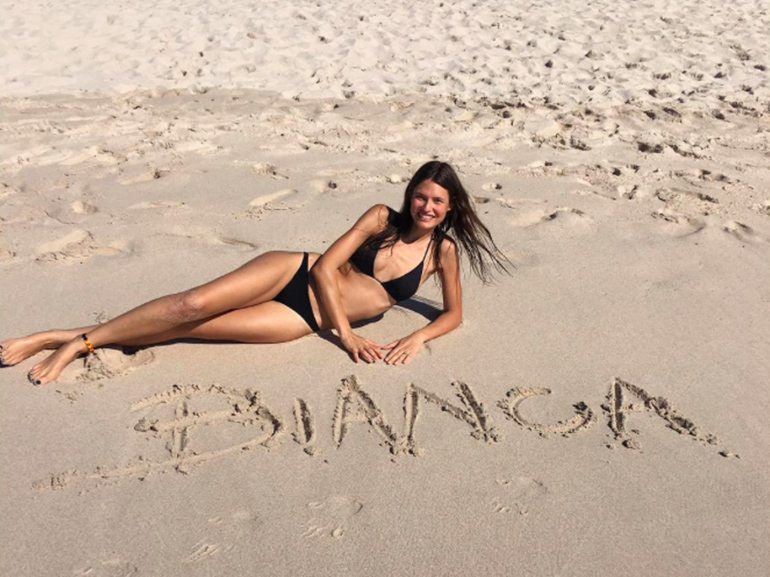 bianca balti spiaggia