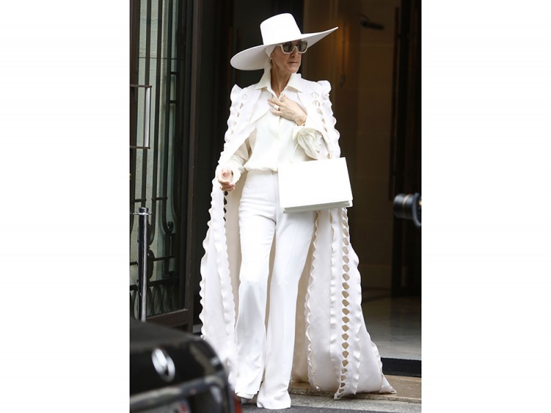 celine-dion-cappello-mantella