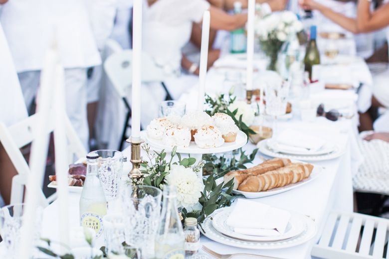 Cena in bianco: come allestire la tavola più chic dell’estate