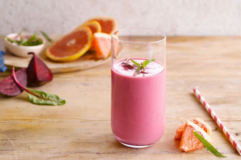 Detox, drenante, anti-age: 5 smoothie magici da bere quest’estate